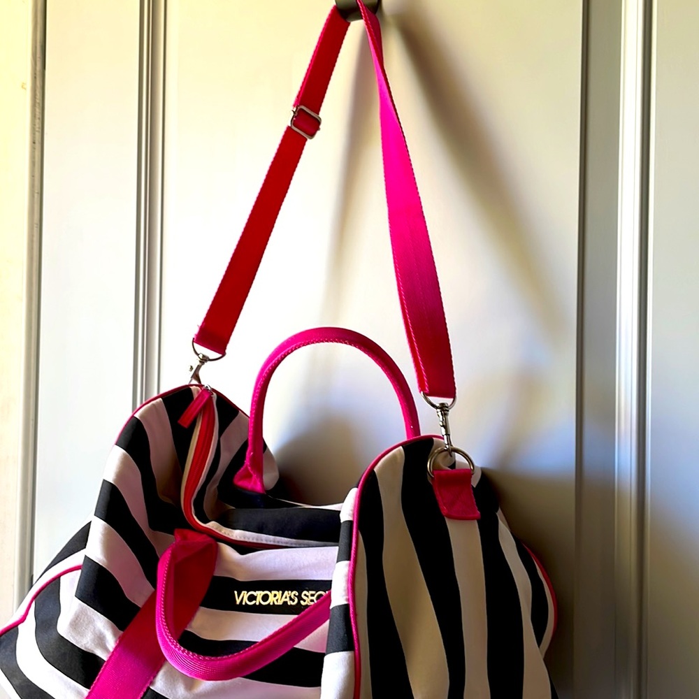 Victoria’s Secret large travel gym bag - Picture 4 of 14